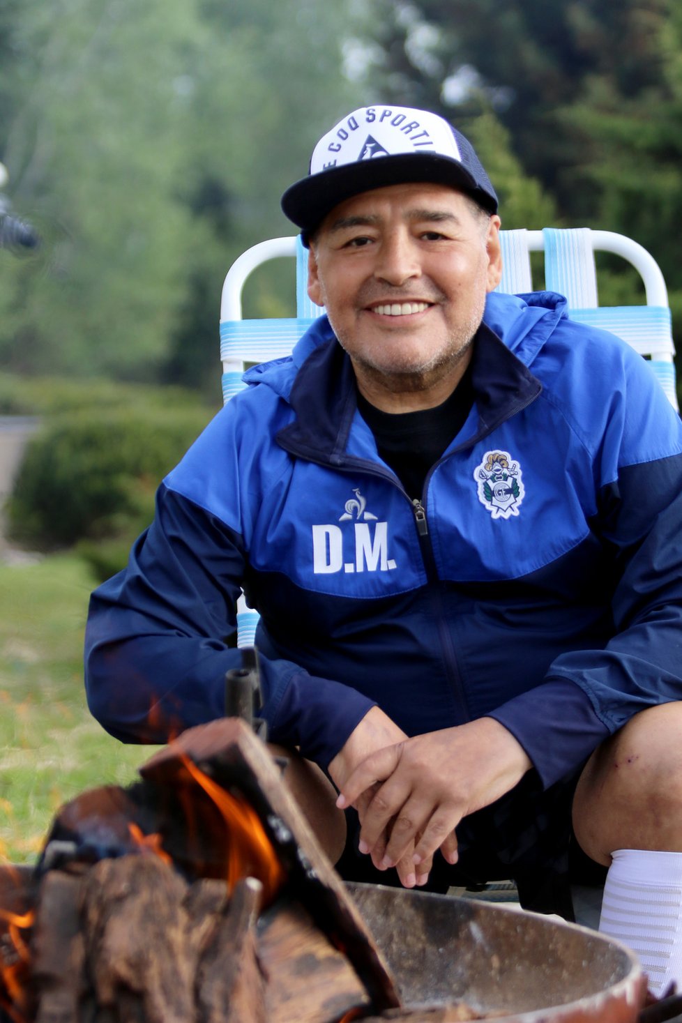 Usměvavý Diego Maradona v tréninkovém areálu Gimnasie