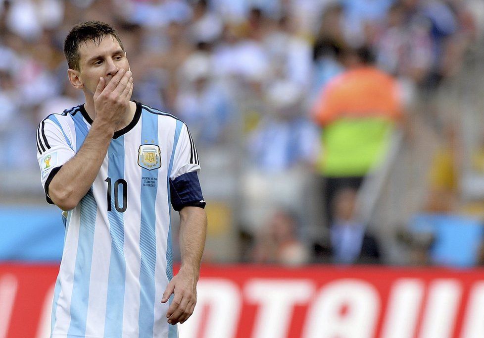 Messi smutní po jedné ze spálených šancí v utkání s Íránem