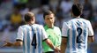 Hlavní sudí vysvětluje dvojici argentinských hráčů svůj verdikt