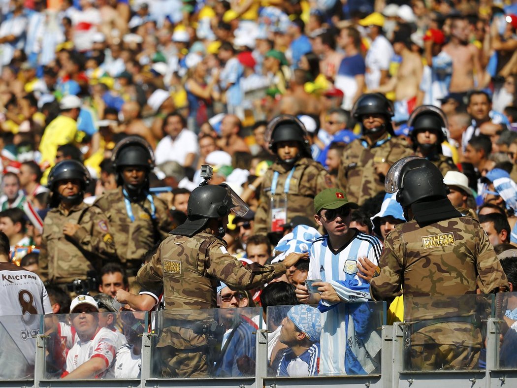 Argentinské fanoušky musela uklidňovat i tamní policie