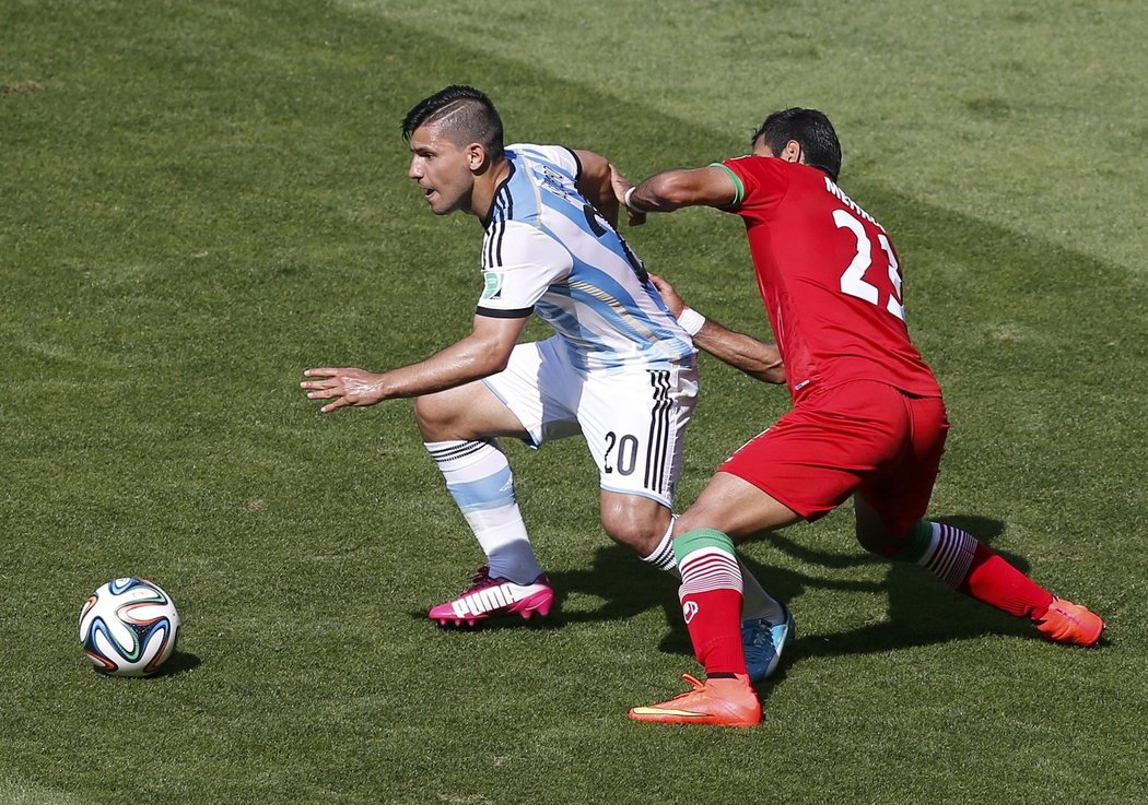 Aguero se snaží udržet míč před íránským protihráčem
