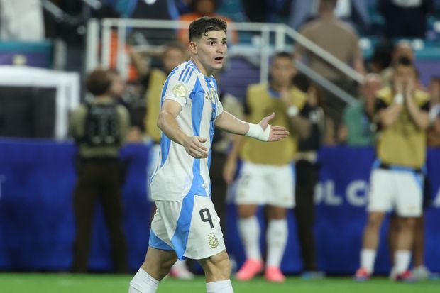 Julián Álvarez se diví rozhodnutí sudího Julián Álvarez se diví rozhodnutí sudího
