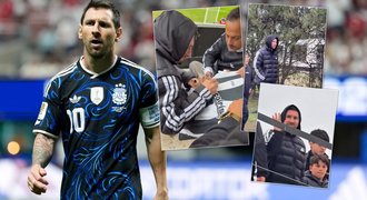 Messi po finále MS poprvé na veřejnosti: V kapuci sklidil potlesk na zápase 4. ligy Messi po finále MS poprvé na veřejnosti: V kapuci sklidil potlesk na zápase 4. ligy