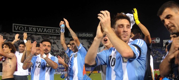 Lionel Messi slaví spolu se spoluhráči argentinský postup na mistrovství světa