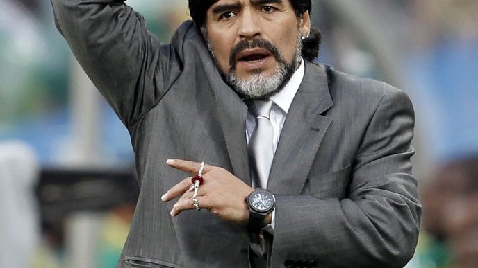 Sakra, to bylo o chlup, říká si možná Maradona.