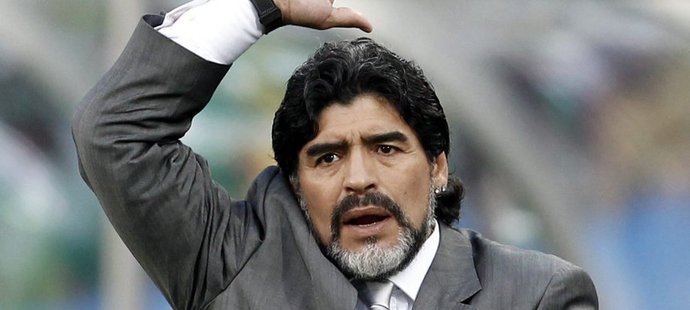 Sakra, to bylo o chlup, říká si možná Maradona.