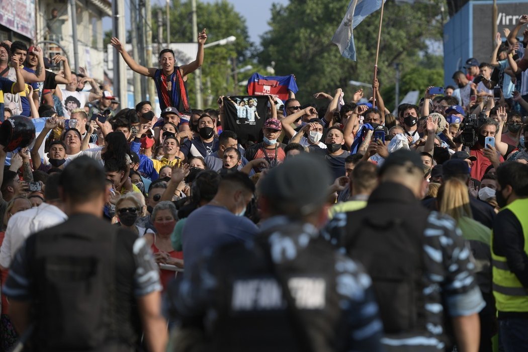 Během středečního odpoledne se fanoušci shromáždili kolem márnice, kde proběhla pitva těla zemřelého Diega Maradony