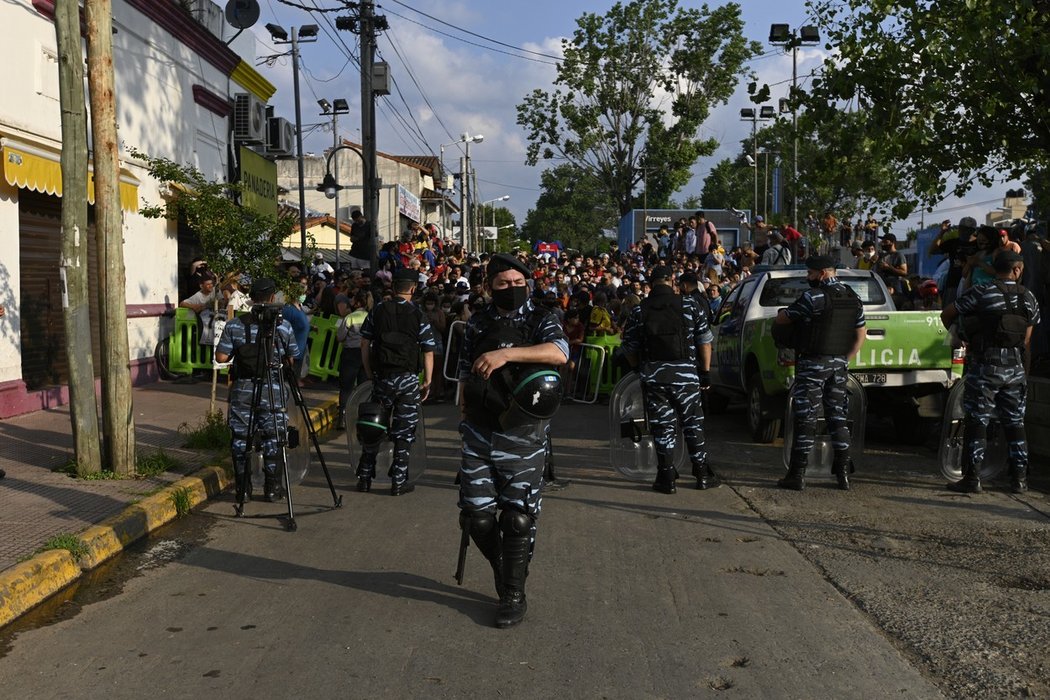 Během středečního odpoledne se fanoušci shromáždili kolem márnice, kde proběhla pitva těla zemřelého Diega Maradony