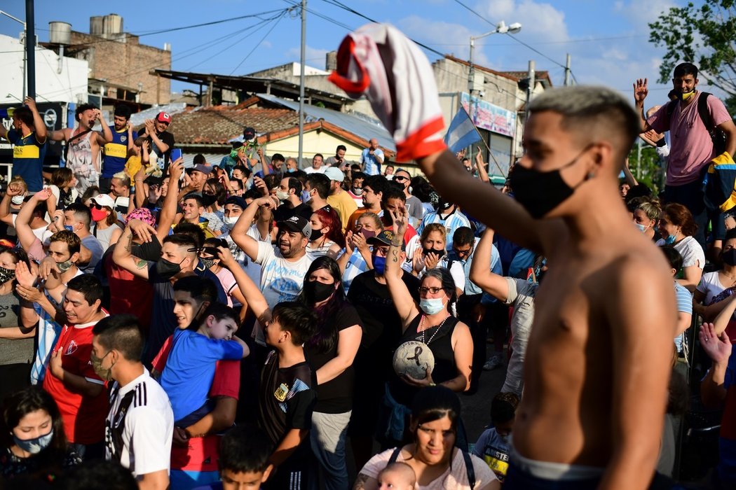 Fanoušci se loučí se zesnulým legendárním fotbalistou Diegem Armandem Maradonou