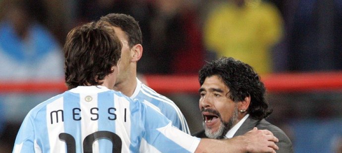 Diego Maradona naposledy vedl Argentinu v roce 2010, na snímku s Lionelem Messim