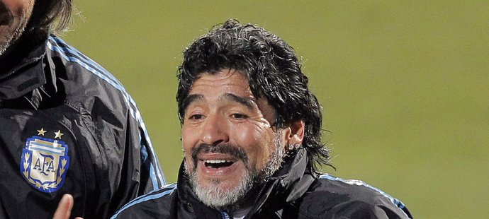Diego Maradona vymýšlí taktiku na Němce