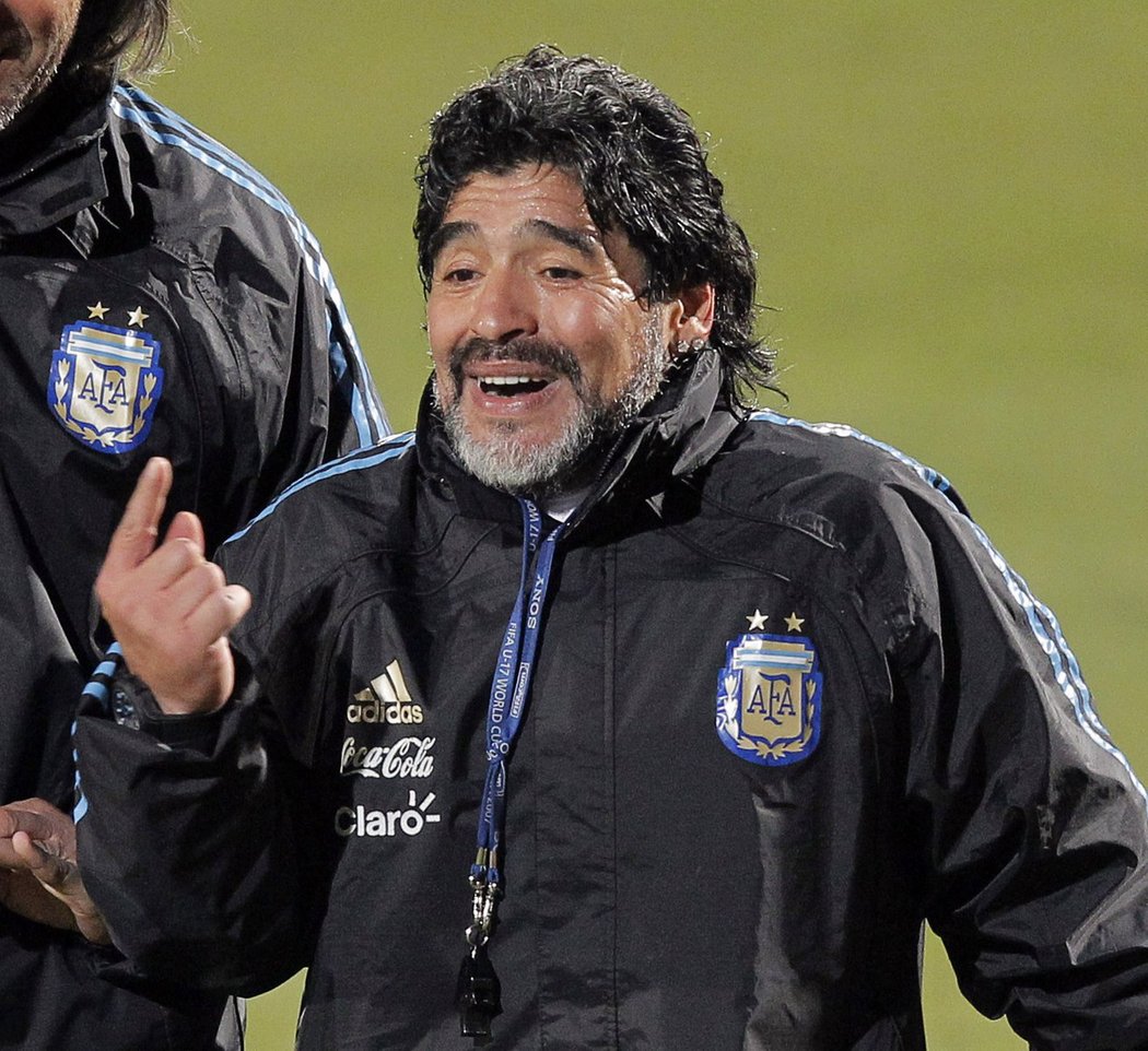 Diego Maradona vymýšlí taktiku na Němce