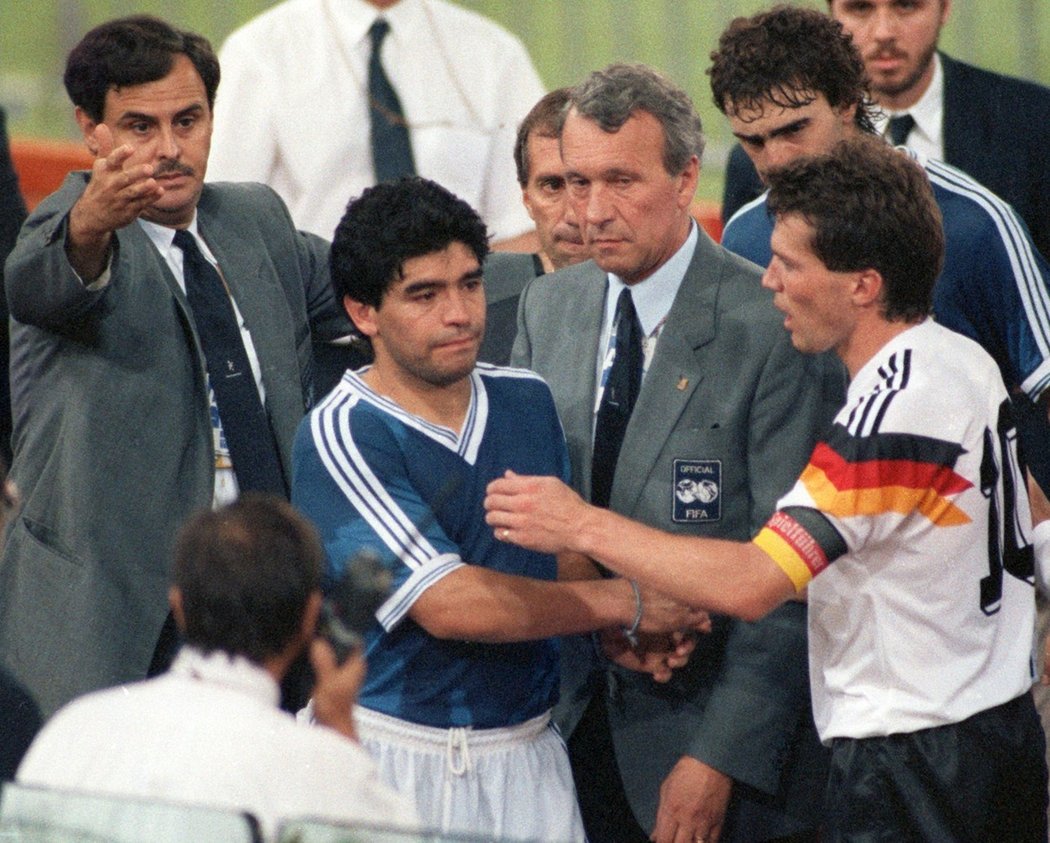 Zklamaný argentinský kapitán Diego Maradona po prohraném finále MS 1990 proti Německu, zdraví se s Lotharem Matthäusem