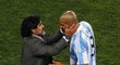 Maradona děkuje Verónovi za předvedený výkon.