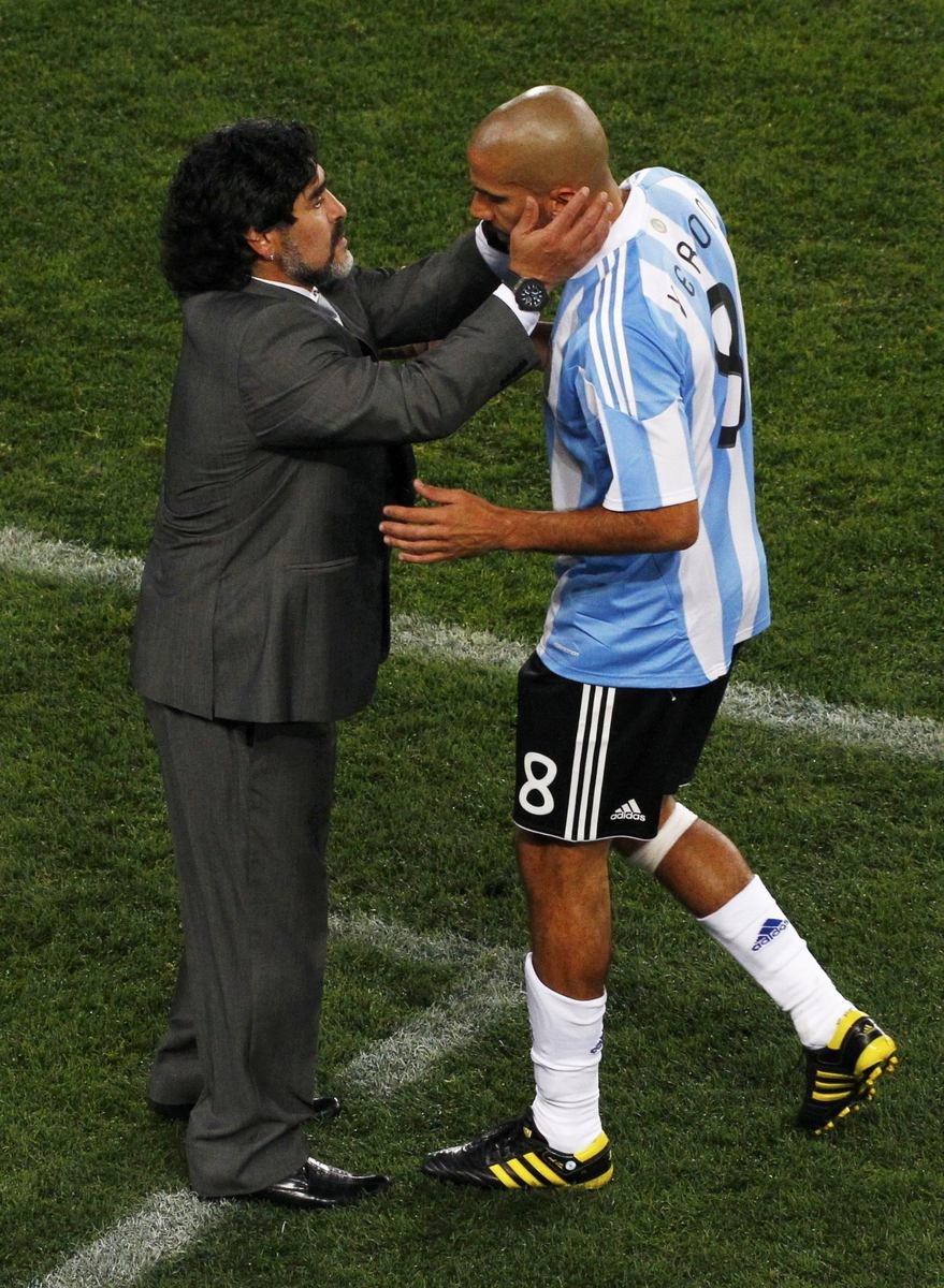 Maradona děkuje Verónovi za předvedený výkon.