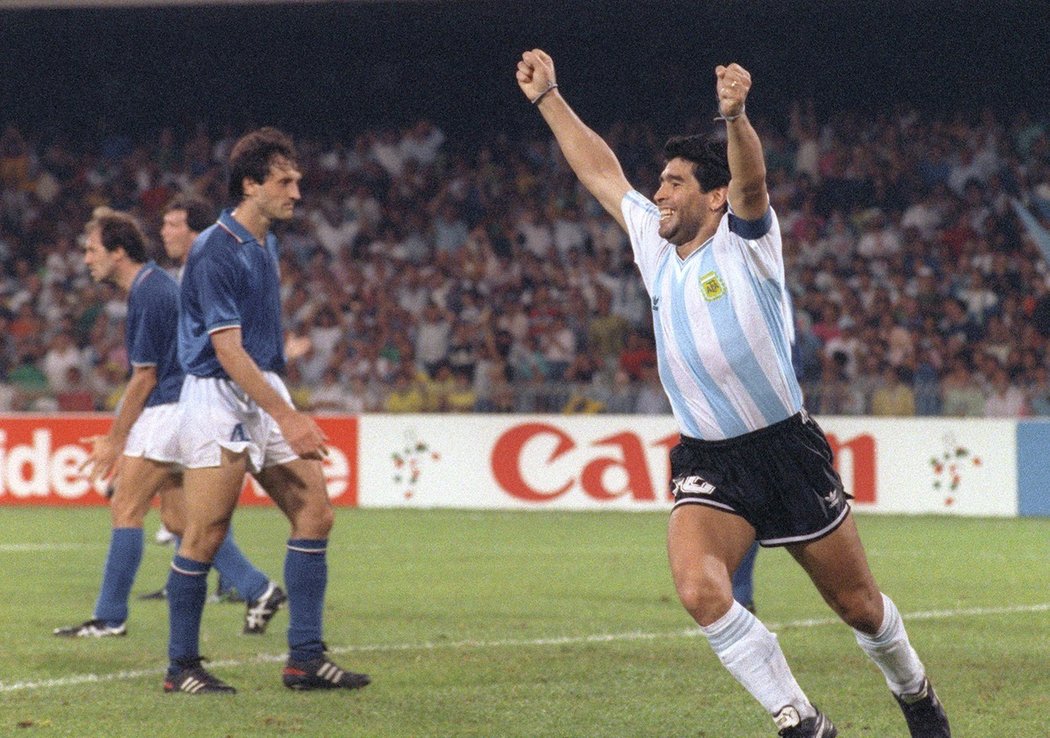 Diego Maradona v semifinále mistrovství světa proti Itálii, kde proměnil penaltu v rozstřelu