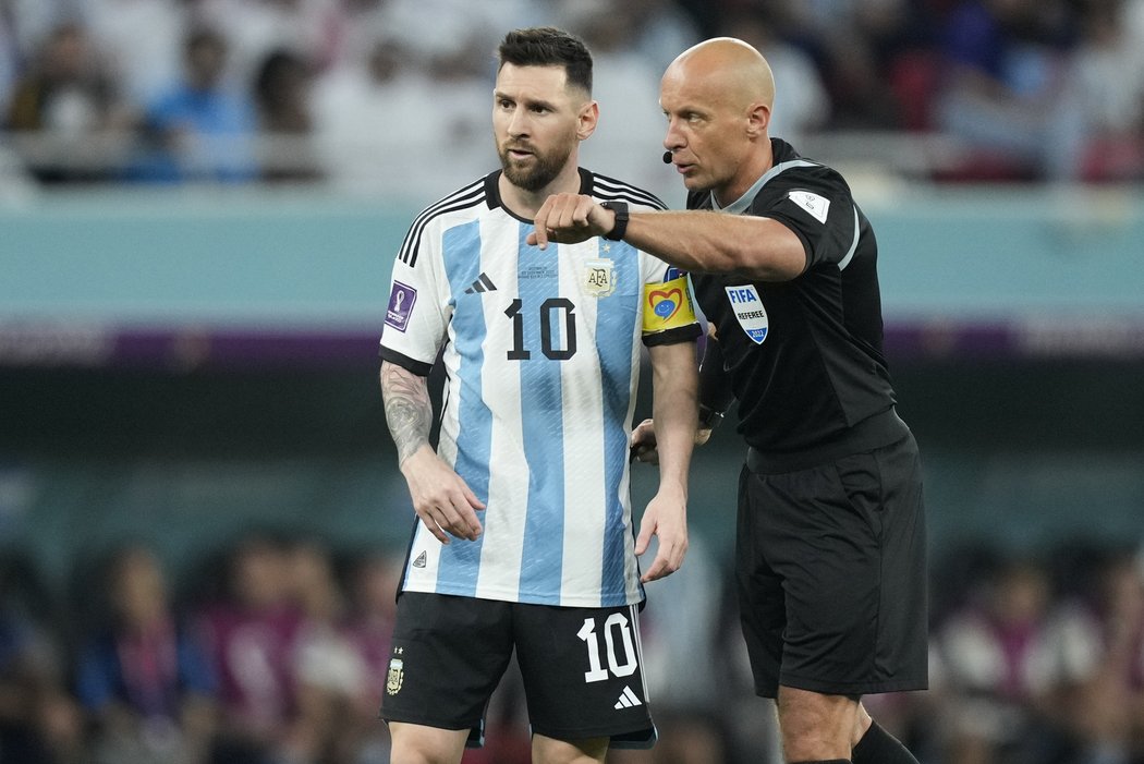 Lionel Messi v diskuzi se sudím Szymonem Marciniakem