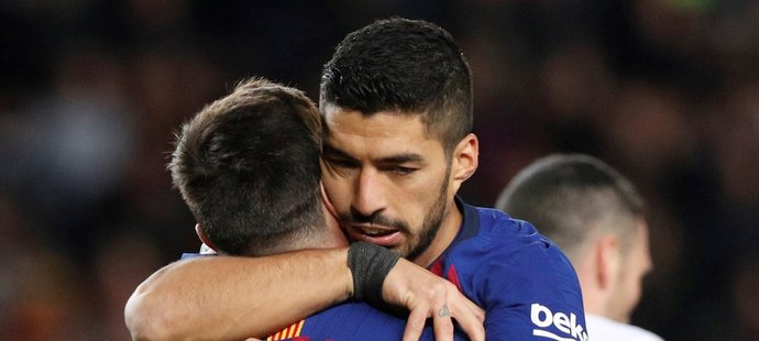 Hvězdná dvojice Barcelony v objetí - Lionel Messi a Luis Suárez po brance do sítě Eibaru