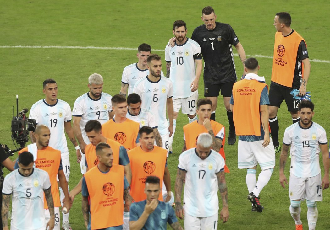 Díky gólu Lionela Messiho z penalty vybojovali argentinští fotbalisté ve svém druhém zápase na mistrovství Jižní Ameriky s Paraguayí alespoň remízu 1:1 a získali první bod. 