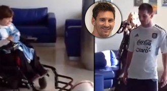Hvězdný Messi dělá dobré skutky. Zakopal si s ochrnutým klukem!