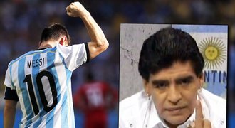 Nosí Messimu smůlu? Uražený Maradona ukázal prostředníček