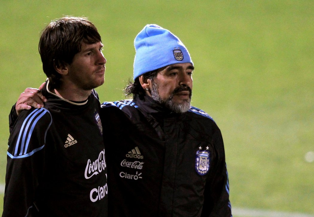 Lionel Messi a Diego Maradona na tréninku argentinské reprezentace