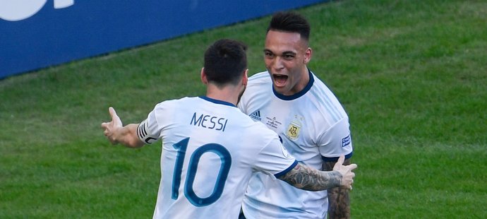 Argentinské ofenzivní duo Lionel Messi, Lautaro Martínez by se mohly setkat i v klubových barvách Barcelony