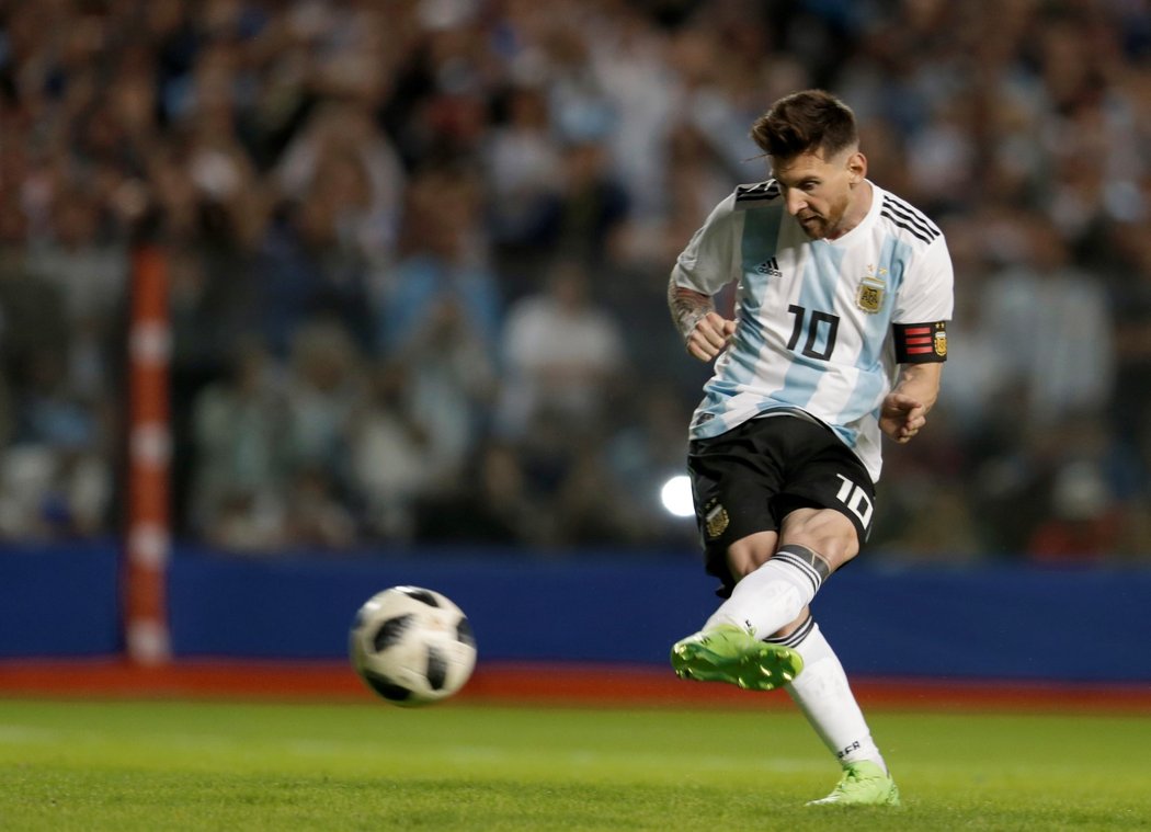 Lionel Messi proměňuje pokutový kop za Argentinu