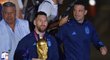 Lionel Messi krátce po příletu s trofejí v rukou