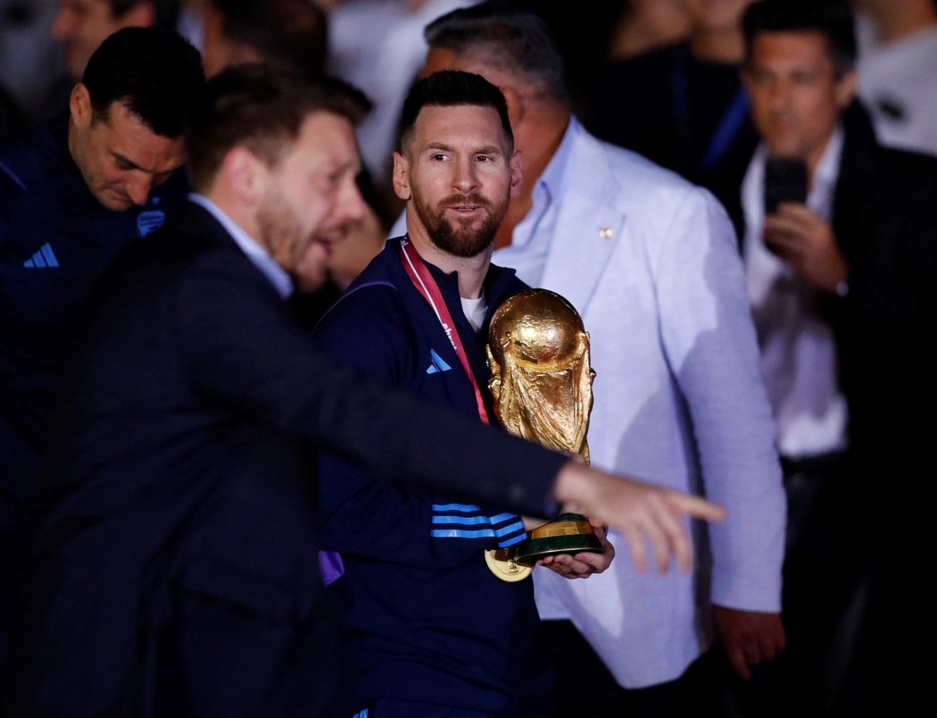 Lionel Messi s trofejí doma, v Argentině