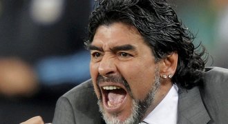Maradona dostane k narozeninám diamantové naušnice