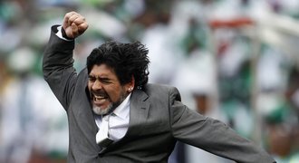 Křičí, kope, směje se. To je Diego Maradona