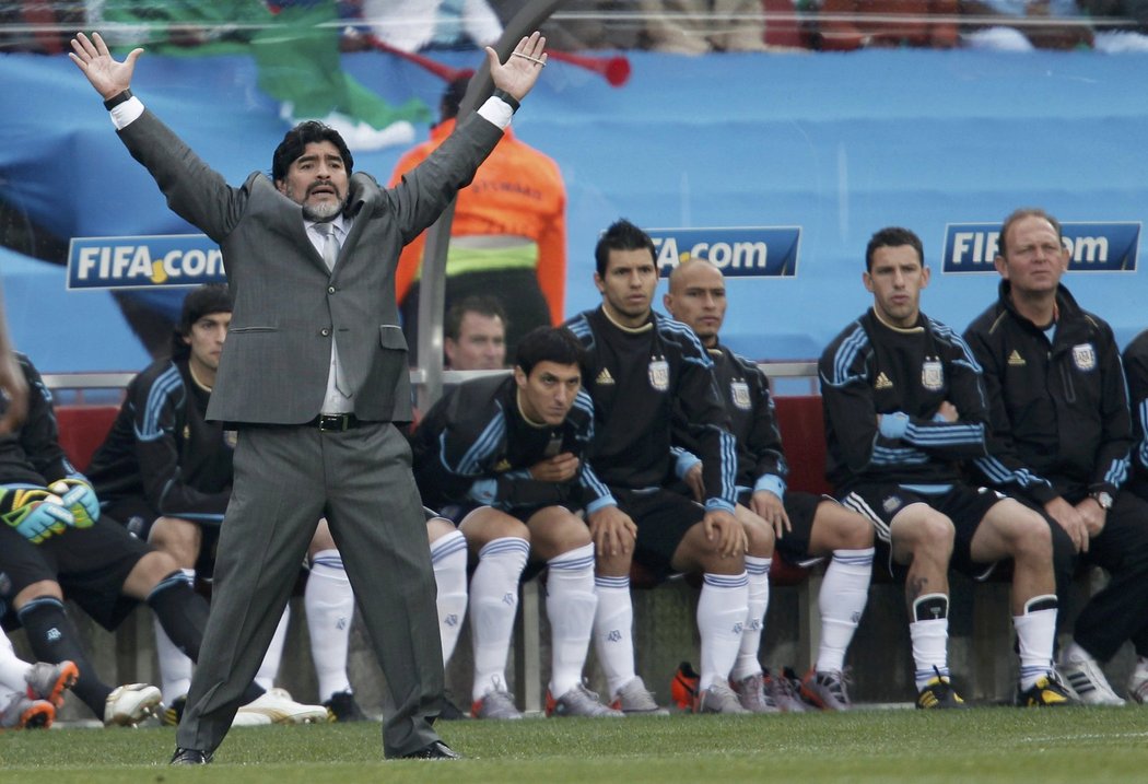 Maradona byl na lavičce velmi temperamantní.