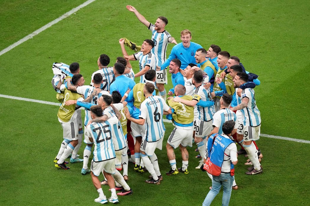 Argentinci po penaltách postupují přes Nizozemce