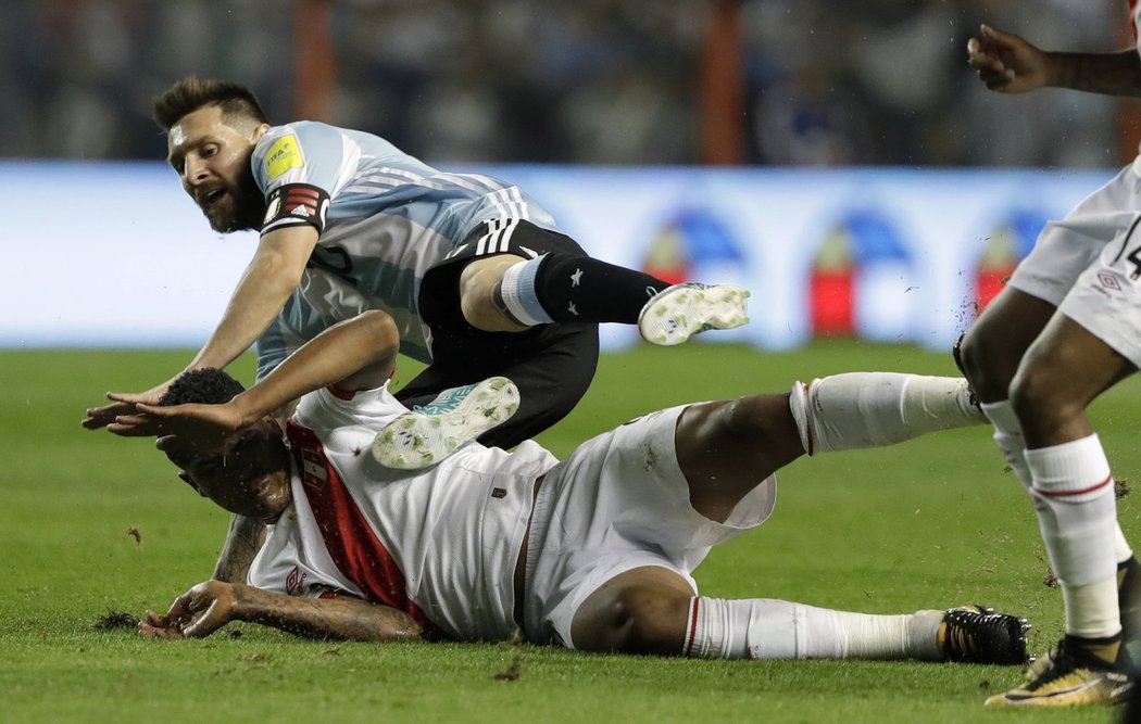 Lionel Messi byl ve středu zájmu obrany Peru