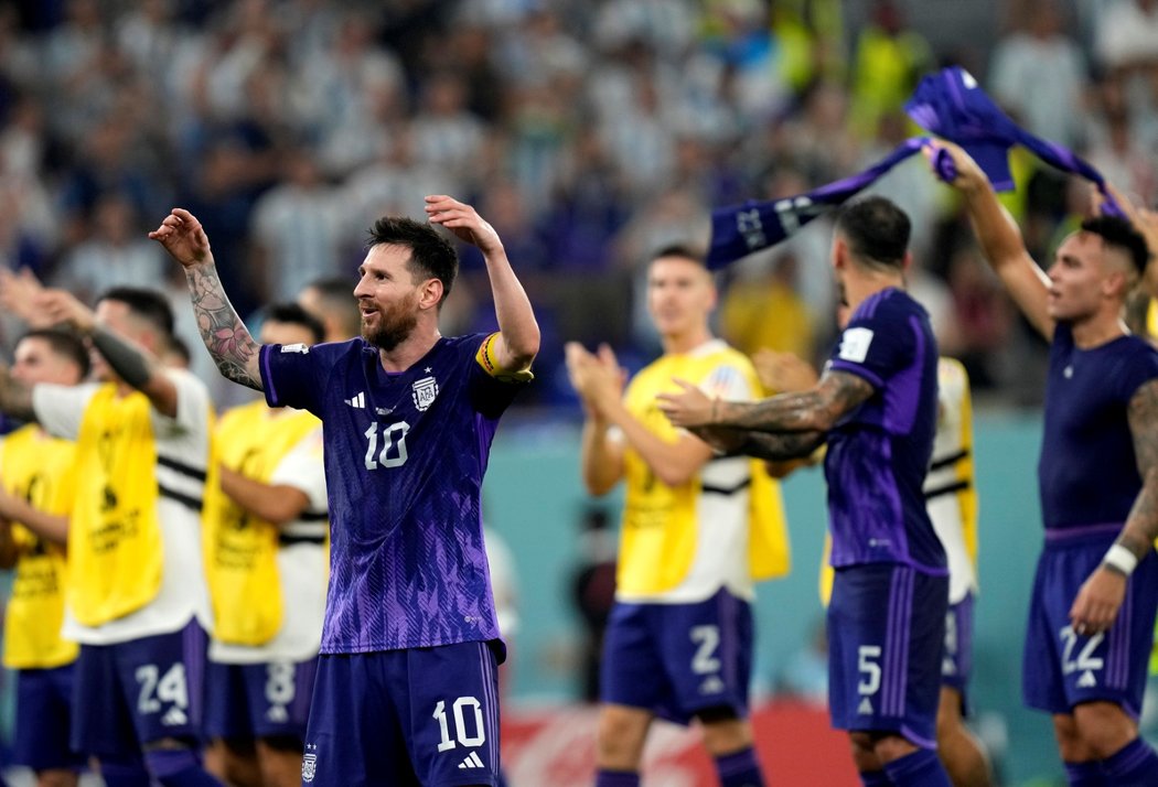 Argentinští fotbalisté v čele s kapitánem Lionelem Messim slaví výhru nad Polskem a postup ze skupiny na šampionátu v Kataru