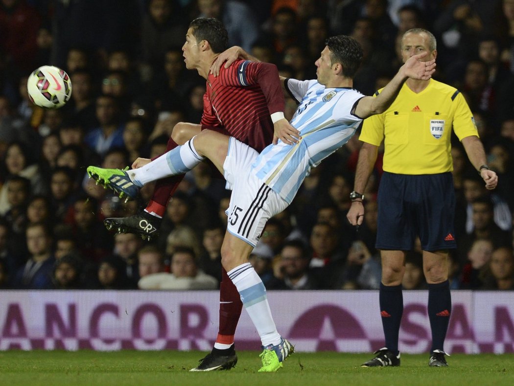 Martin Demichelis si hlídá Ronalda.