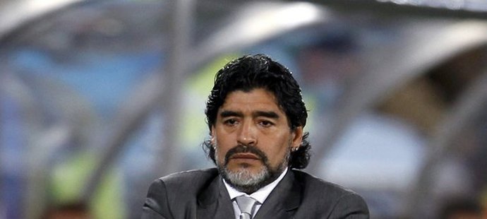 Diego Maradona ve své obvyklé pozici na lavičce Argentiny.