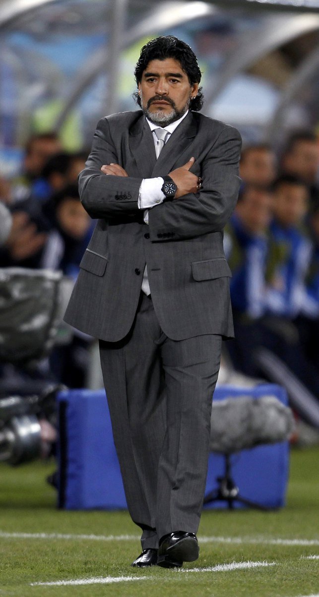 Diego Maradona ve své obvyklé pozici na lavičce Argentiny.