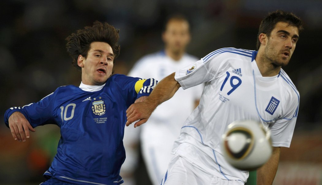 Messi loví unikajícího řeckého fotbalistu.