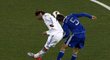 Samaras bojuje o míč s Bolattim