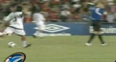 Argentinský fotbalista Rivarola se naštval a napálil míč do zadku rozhodčího
