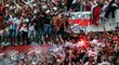 Fanoušci River Plate se při šlágru argentinské ligy porvali s příznivci týmu Boca Juniors. Zraněno bylo 25 lidí, jeden fanda podle médií zemřel
