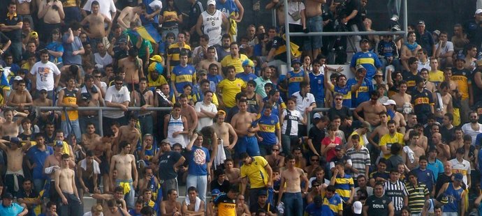 Fanoušci týmu Boca Juniors při zápase s River Plate nezkrotili nervy, došlo k potyčce, kterou odneslo zraněním 25 lidí
