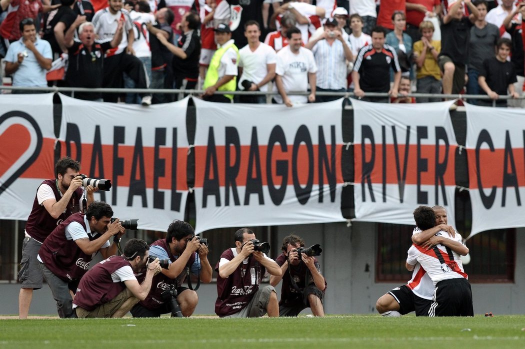 Přesilovka fotografů nad radujícími se hráči po vstřelení gólu ve šlágru argentinské ligy mezi River Plate a Bokou Juniors.