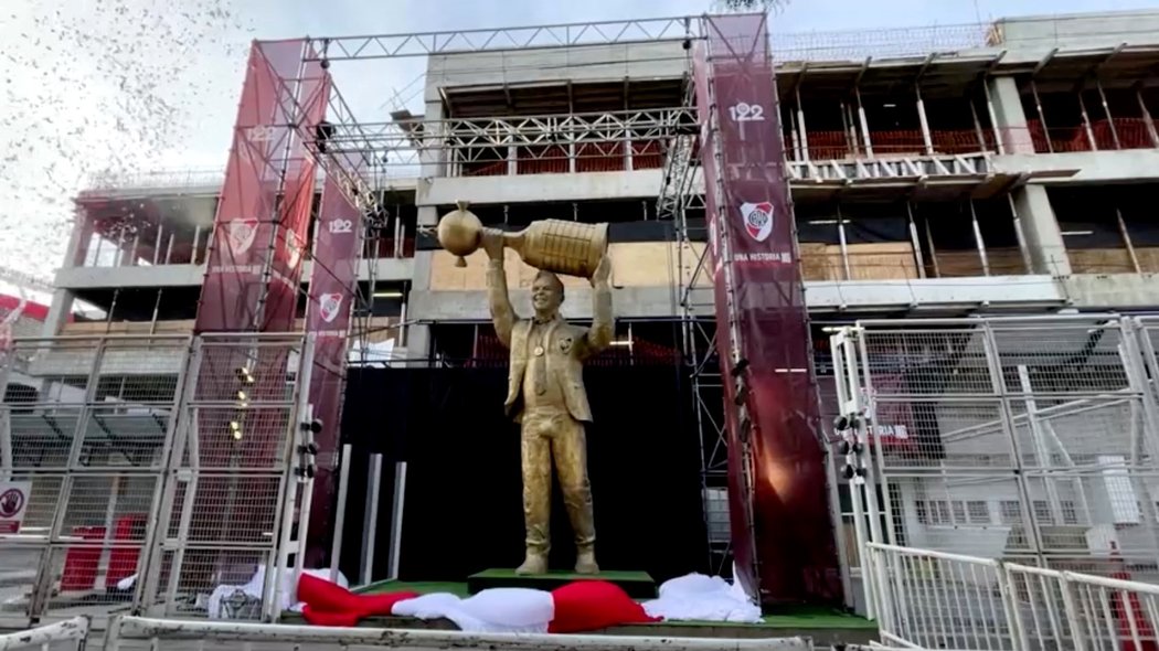Socha Marcela Gallarda, která má symbolizovat, že legendární kouč River Plate má koule...