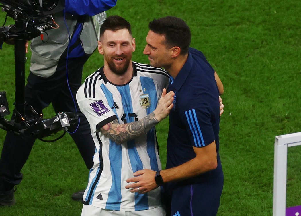 Messi dostal od emíra Kataru slavnostní róbu. Tohle gesto se ale nelíbilo některým bývalým hvězdám. Kritikou nešetřil třeba Bastian Schweinsteiger nebo Gary Lineker