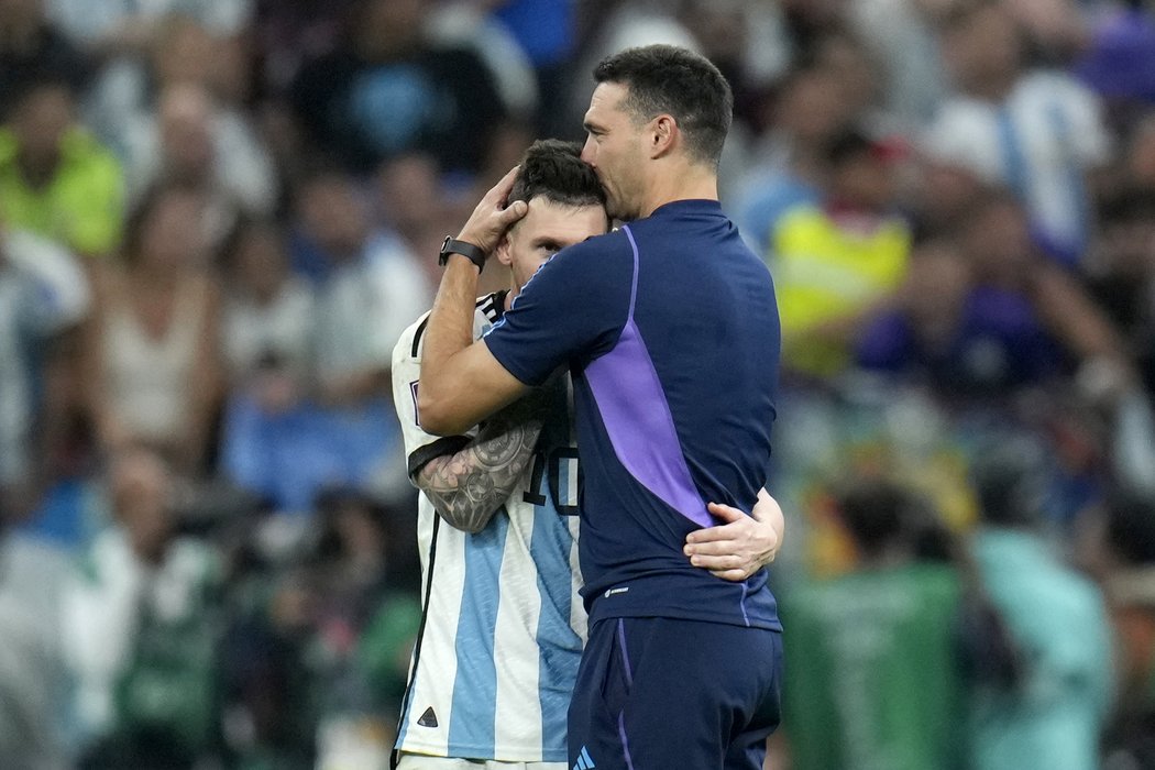 Messi dostal od emíra Kataru slavnostní róbu. Tohle gesto se ale nelíbilo některým bývalým hvězdám. Kritikou nešetřil třeba Bastian Schweinsteiger nebo Gary Lineker