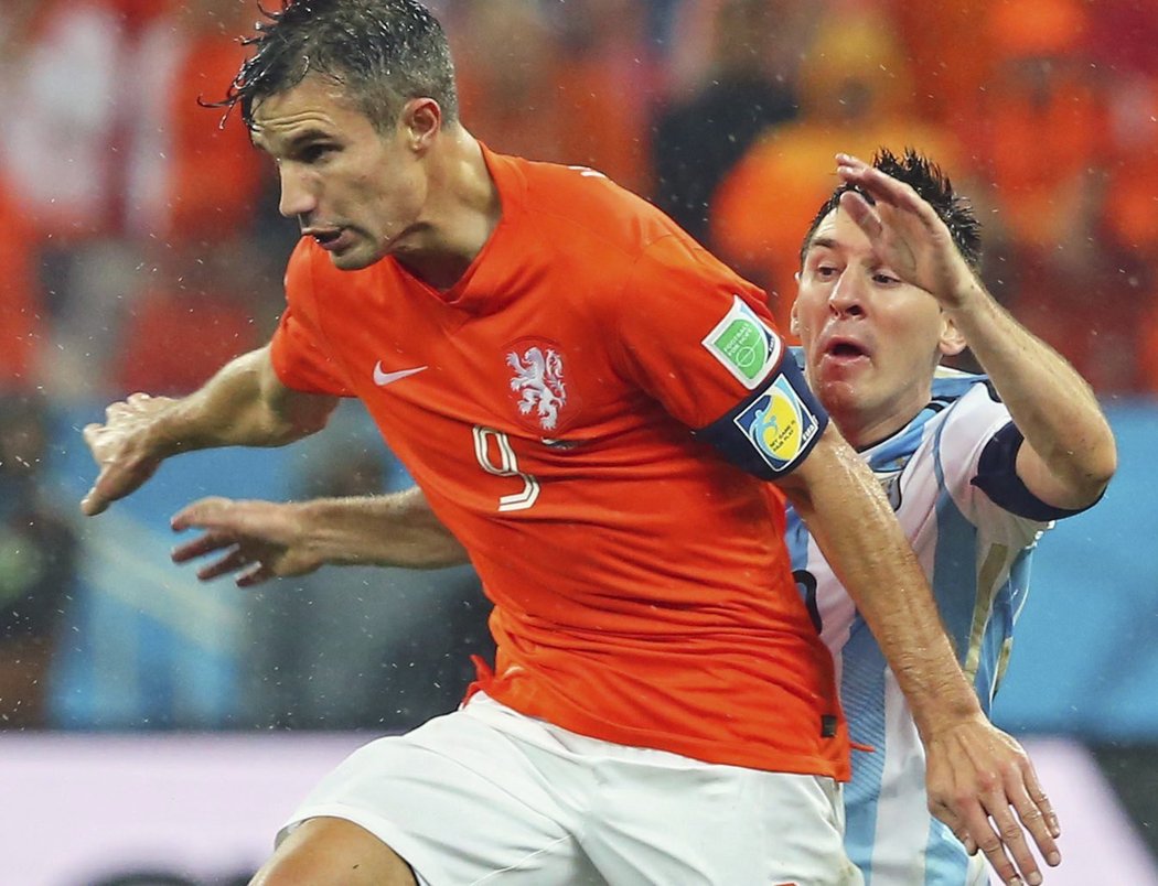 Hvězdné války! Robin van Persie v souboji s Lionelem Messim