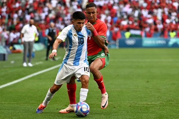 Argentinec Thiago Almada si kryje míč Argentinec Thiago Almada si kryje míč